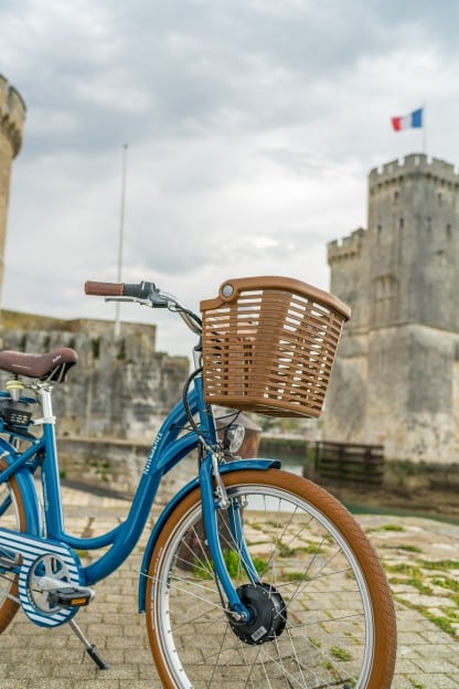 Arcade Cycles - E-Colors îles - Noirmoutier - Tailles S M L, porte-bagages alu, garde-boue acier, pneus Schwalbe 22.3kg - Bleu