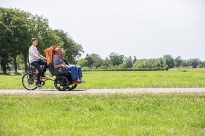Van Raam chat - vélo transport pousse-pousse - un conducteur, deux passagers assis à l'avant
