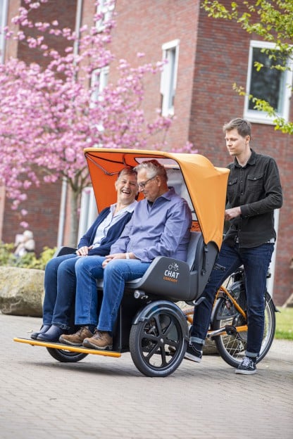 Van Raam chat - vélo transport pousse-pousse - un conducteur, deux passagers assis à l'avant