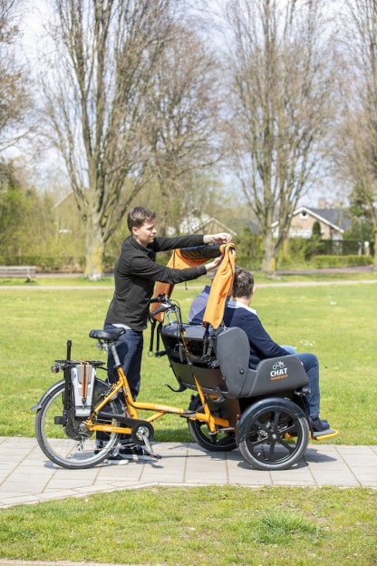 Van Raam chat - vélo transport pousse-pousse - installation capote de protection