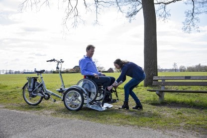 Van Raam VeloPlus - Placer le fauteuil roulant sur la rampe inclinable