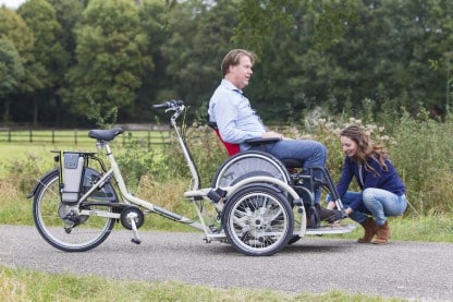 Van Raam VeloPlus - Fixez le fauteuil roulant sur la plate-forme de chargement du vélo