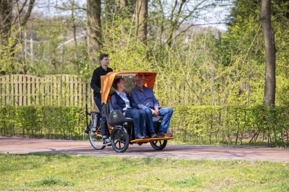 Van Raam chat - vélo transport pousse-pousse - un conducteur, deux passagers avant