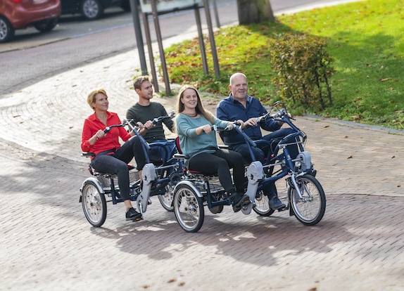 Vélo adapté pour quatre personnes, parfait pour des sorties en famille ou entre amis.