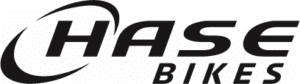 Logo de HASE BIKES, vendeur de vélos adaptés et innovants pour tous, incluant des modèles pour enfants et personnes à mobilité réduite.