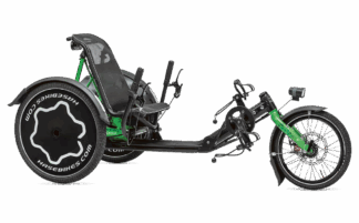 Vélo adapté à trois roues, idéal pour personnes à mobilité réduite, avec siège confortable et guidon ergonomique.