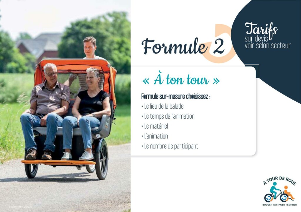 Un homme accompagne deux personnes âgées assises dans une remorque à vélo sur une route en pleine nature.