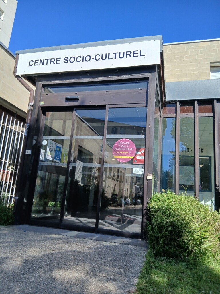 Entrée du Centre socio-culturel, lieu de promotion des vélos ARCADE, VIRAGE, NOUVELLE ATTITUDE et VAN RAAM.