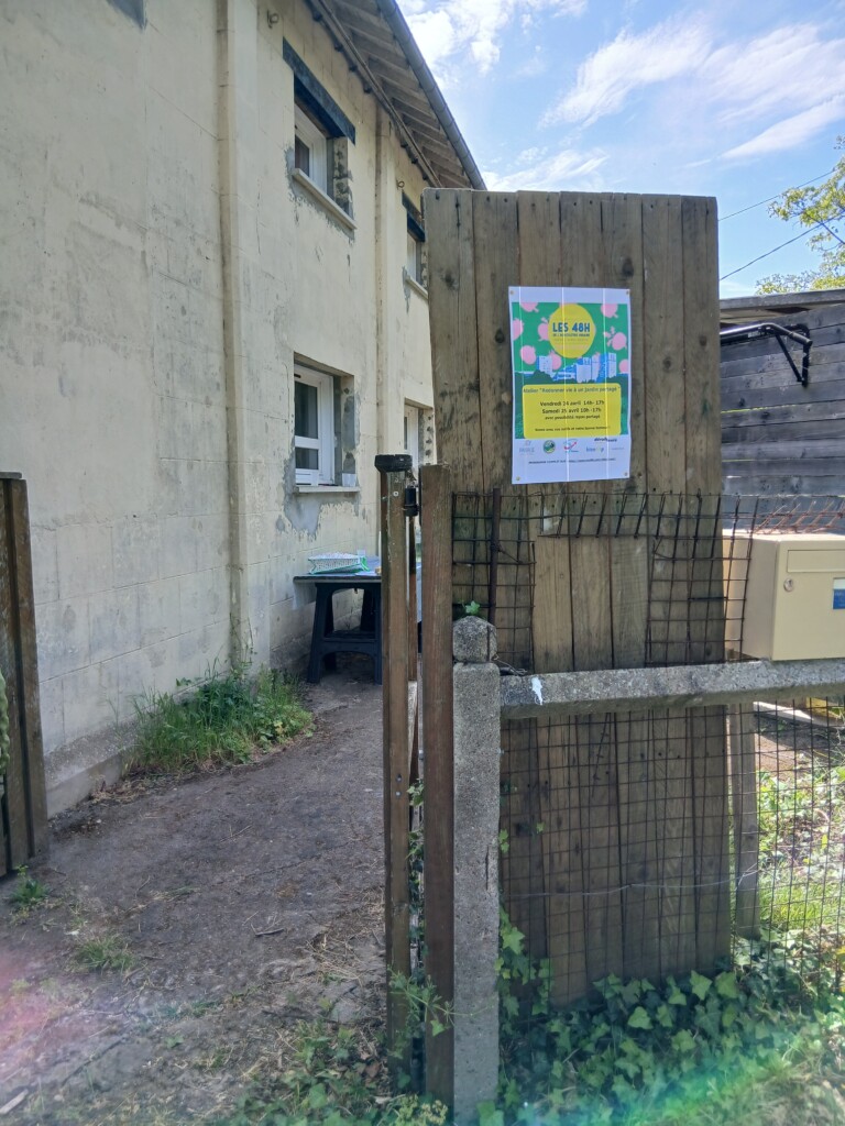 Entrée vers l'espace de vente de vélos JEUnesse Loisirs avec un affichage des événements à venir.