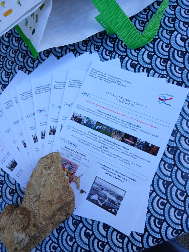 Documents informatifs sur des activités et événements locaux, posés sur une nappe à motifs.