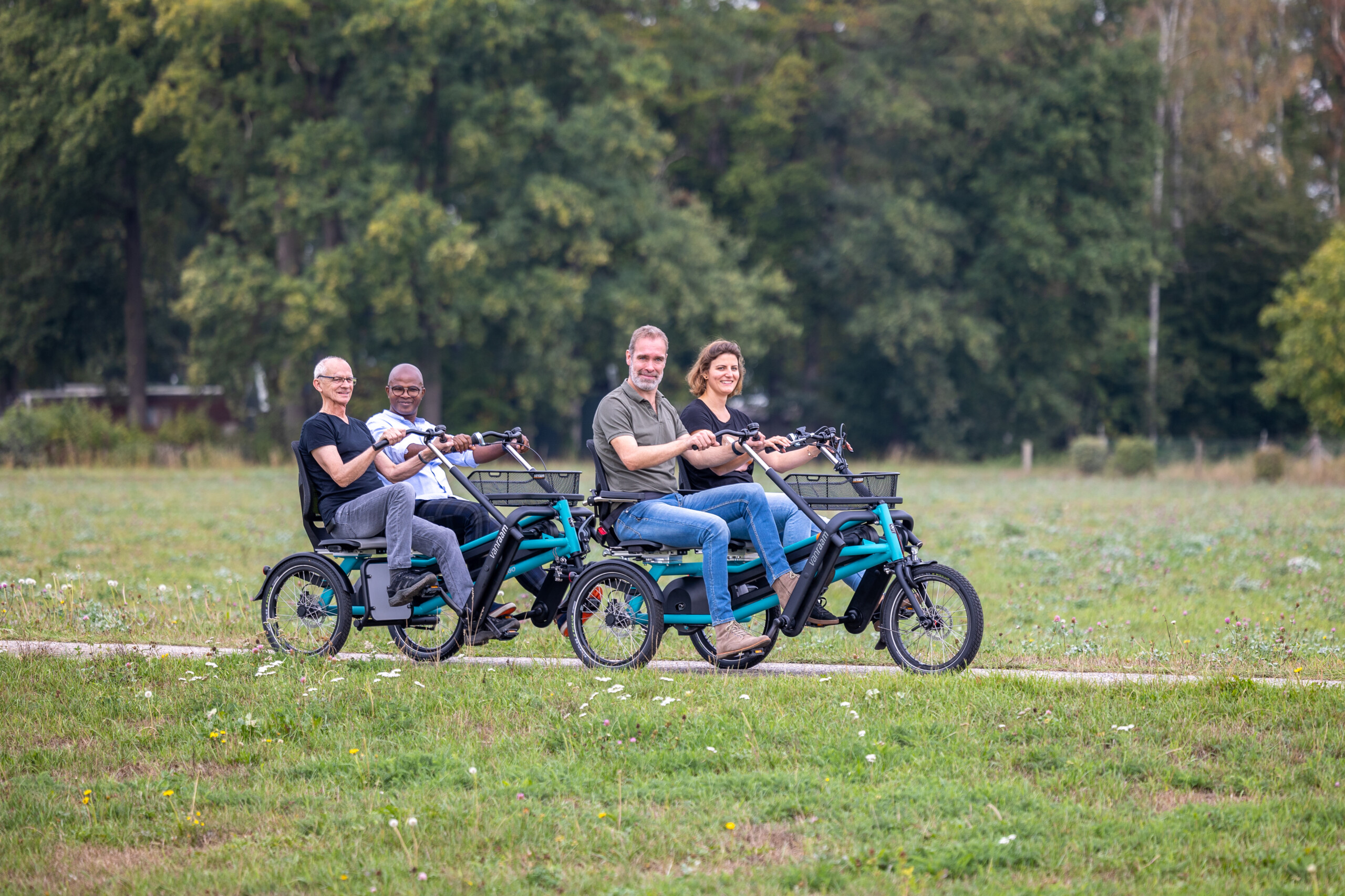 Plusieurs personnes roulent ensemble sur des vélos adaptés lors d’une sortie accompagnée.